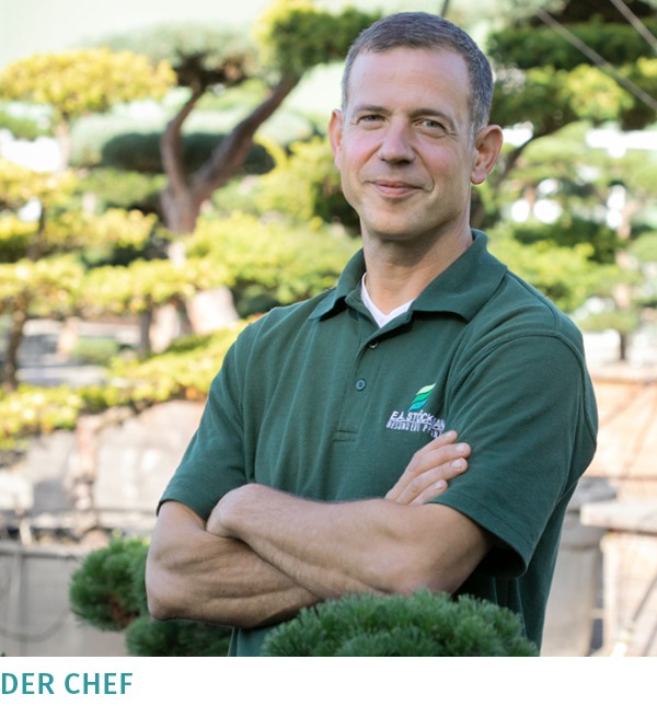 Jochen hält seit 20 Jahren die Fäden zusammen, betreut einen Teil unserer Kunden und ist sowohl im Büro als auch überall draußen anzutreffen.