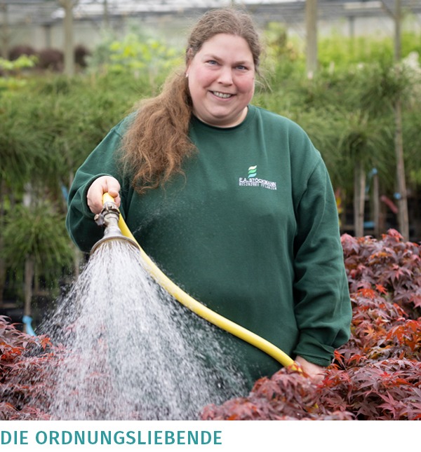 Nadine hat unsere Etiketten im Griff und kümmert sich u. a. darum, dass alle Pflanzen perfekt beschildert beim Kunden ankommen.
